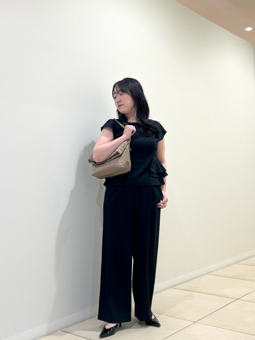 ブルー系のシャツ/ブラウス、ブルー系のその他パンツ、ベージュ系のショルダーバッグを着用したレディースの夏コーディネートの6枚目の写真