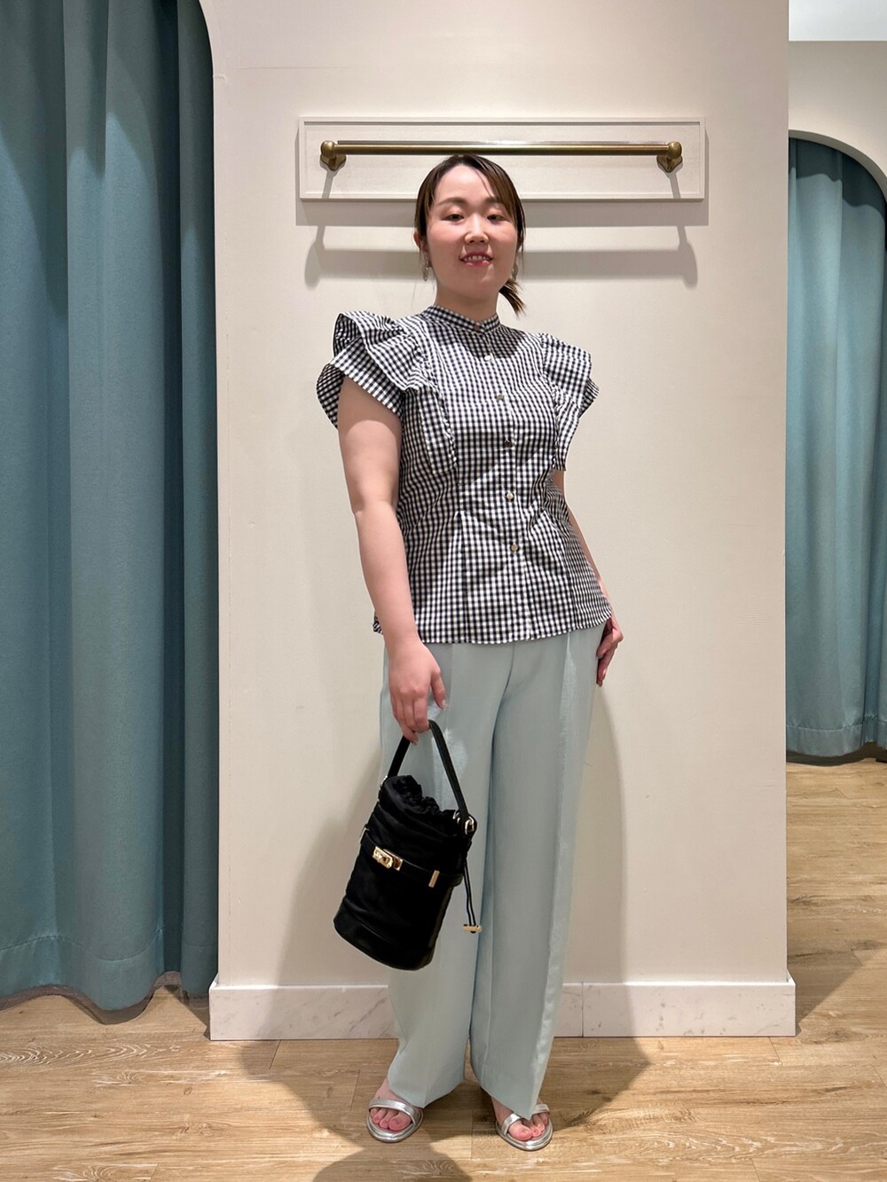 ブルー系のシャツ/ブラウス、グリーン系のその他パンツ、ブラック系のショルダーバッグを着用したレディースの夏コーディネートの2枚目の写真