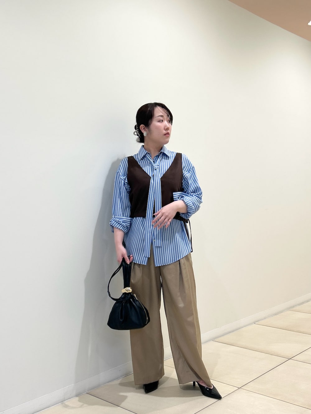 ブルー系のシャツ/ブラウス、ベージュ系のその他パンツ、ブラウン系のベストを着用したレディースの夏コーディネートの10枚目の写真