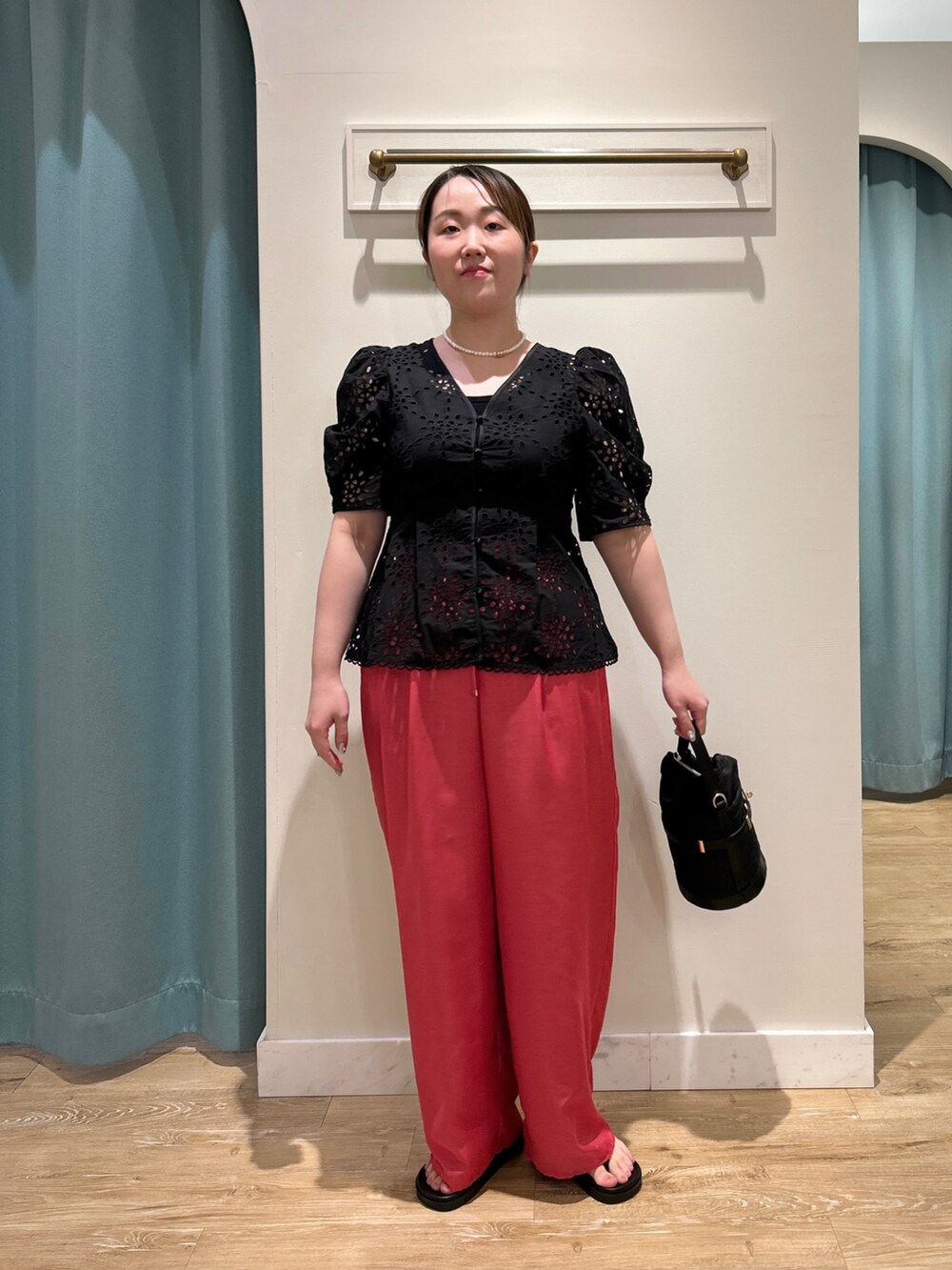 ブラック系のシャツ/ブラウス、ブラック系のタンクトップ、ピンク系のその他パンツを着用したレディースの夏コーディネートの5枚目の写真