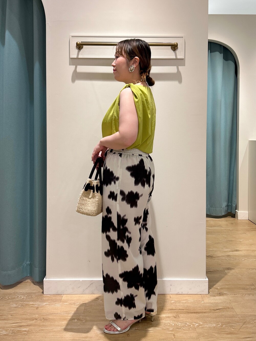 イエロー系のシャツ/ブラウス、ホワイト系のその他パンツ、ブラック系のかごバッグを着用したレディースの夏コーディネートの3枚目の写真