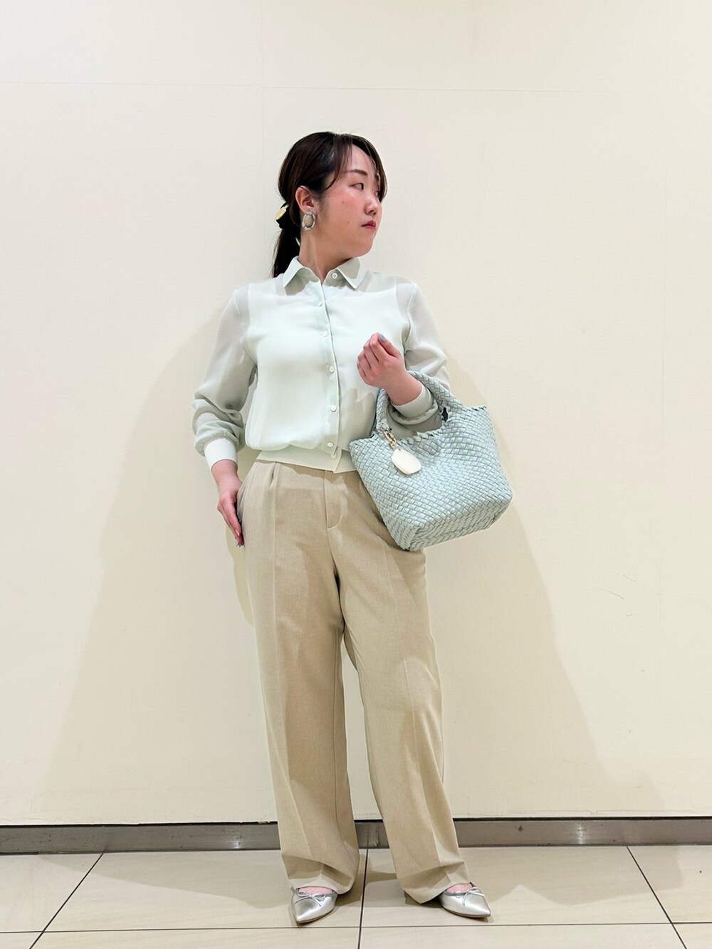 「ワイドパンツ、淡色コーデ、シンプルコーデ、きれいめカジュアル、休日スタイル、シアートップス、シャツスタイル、ラクチンコーデ、オトナ女子、オトナカジュアル、キレイめ、ママコーデ、お出かけコーデ、骨格ストレート、ぽっちゃり」｜「NOLLEY’Sのカフス裾リブシフォンシャツ（シャツ/ブラウス、グリーン系）」を使った、Hori.Aさん（骨格ストレート・レディース・158cm）の春コーディネートの6枚目の写真