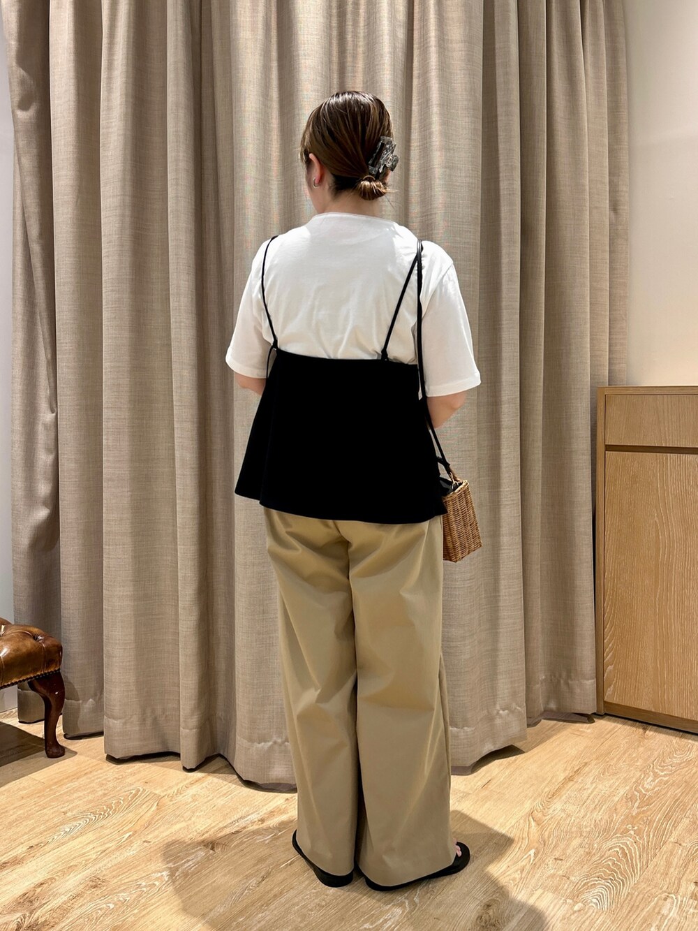 ホワイト系のTシャツ/カットソー、ブラック系のキャミソール、ベージュ系のその他パンツを着用したレディースの春コーディネートの4枚目の写真