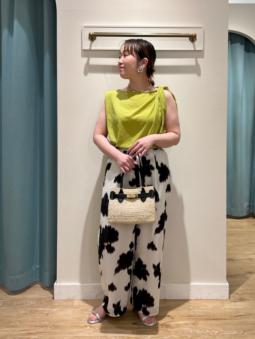 イエロー系のシャツ/ブラウス、ホワイト系のその他パンツ、ブラック系のかごバッグを着用したレディースの夏コーディネートの9枚目の写真