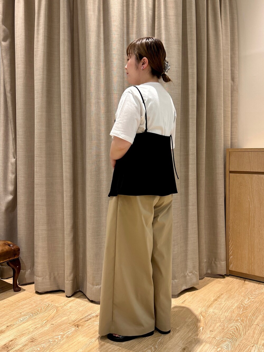 ホワイト系のTシャツ/カットソー、ブラック系のキャミソール、ベージュ系のその他パンツを着用したレディースの春コーディネートの3枚目の写真