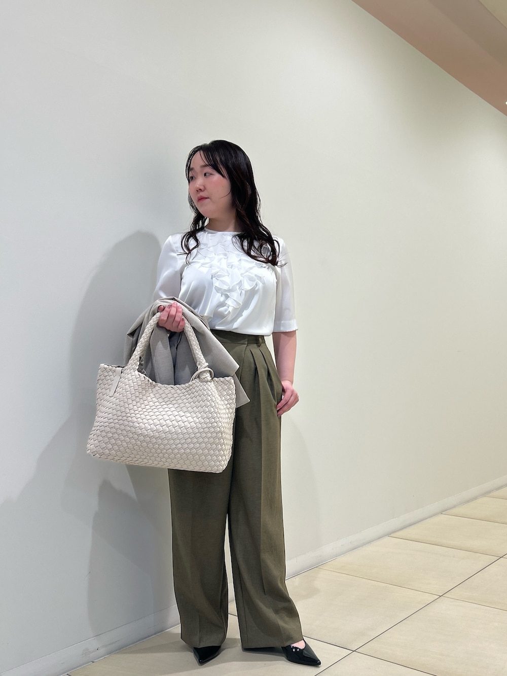 ベージュ系のテーラードジャケット、グリーン系のその他パンツ、ホワイト系のシャツ/ブラウスを着用したレディースの春コーディネートの6枚目の写真