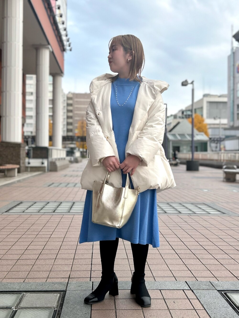 「新星WEARISTAにエントリー、ワンピース、冬アウター、ダウン、ニット、ニットワンピース、カラーニット、トートバッグ、オトナ女子、お出かけコーデ、ママコーデ、きれいめカジュアル、休日スタイル、骨格ストレート、ぽっちゃり」｜「NOLLEY’Sの撥水ダウンショール風フードコート（ダウンジャケット/コート、ホワイト系）」を使った、Hori.Aさん（レディース・158cm）の冬コーディネートの7枚目の写真