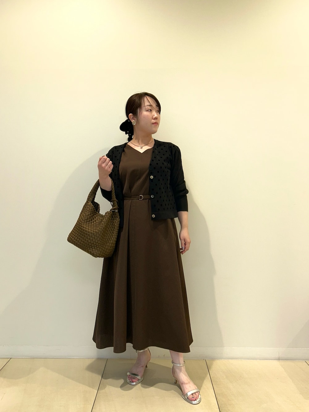 ブラック系のカーディガン/ボレロ、ブラウン系のワンピース、ブラウン系のショルダーバッグを着用したレディースの秋コーディネートの6枚目の写真