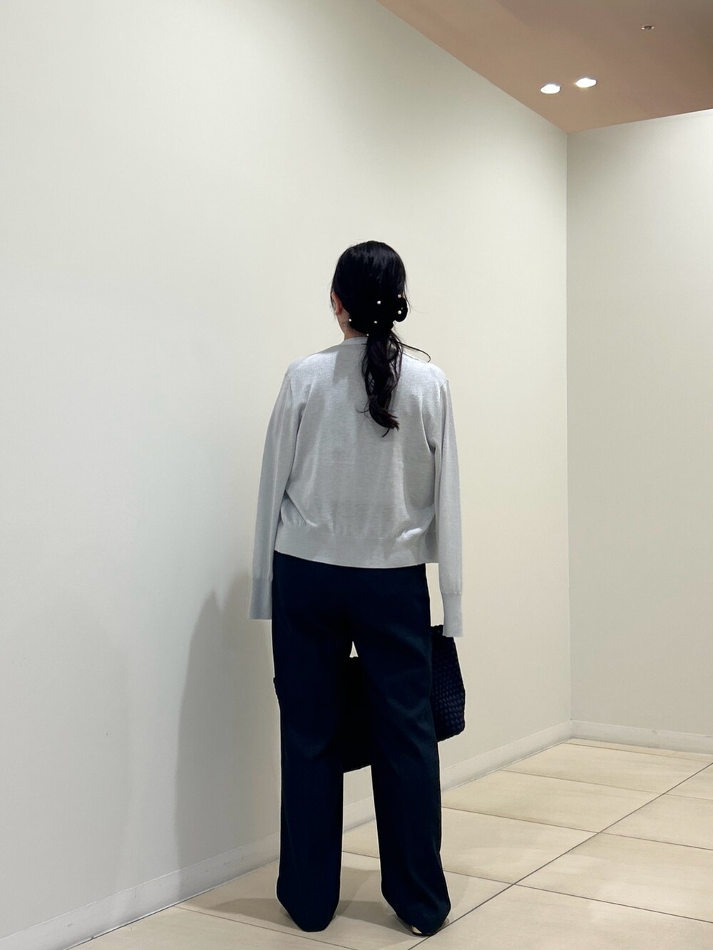 シルバー系のカーディガン/ボレロ、シルバー系のニット/セーター、ブルー系のその他パンツを着用したレディースの夏コーディネートの3枚目の写真