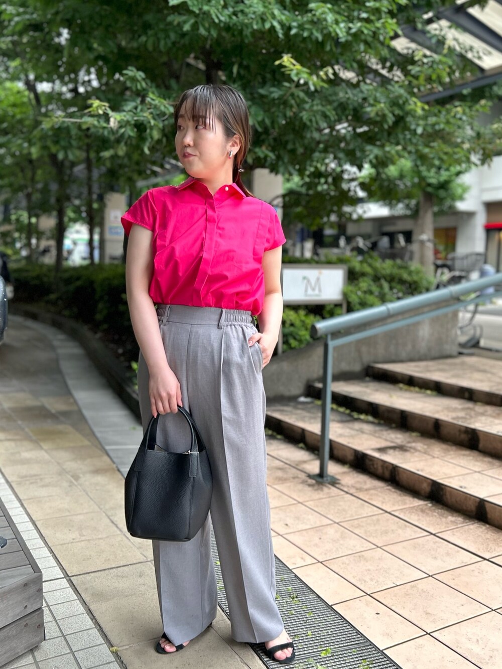 ピンク系のシャツ/ブラウス、ブラック系のトートバッグ、グレー系のその他パンツを着用したレディースの夏コーディネートの9枚目の写真
