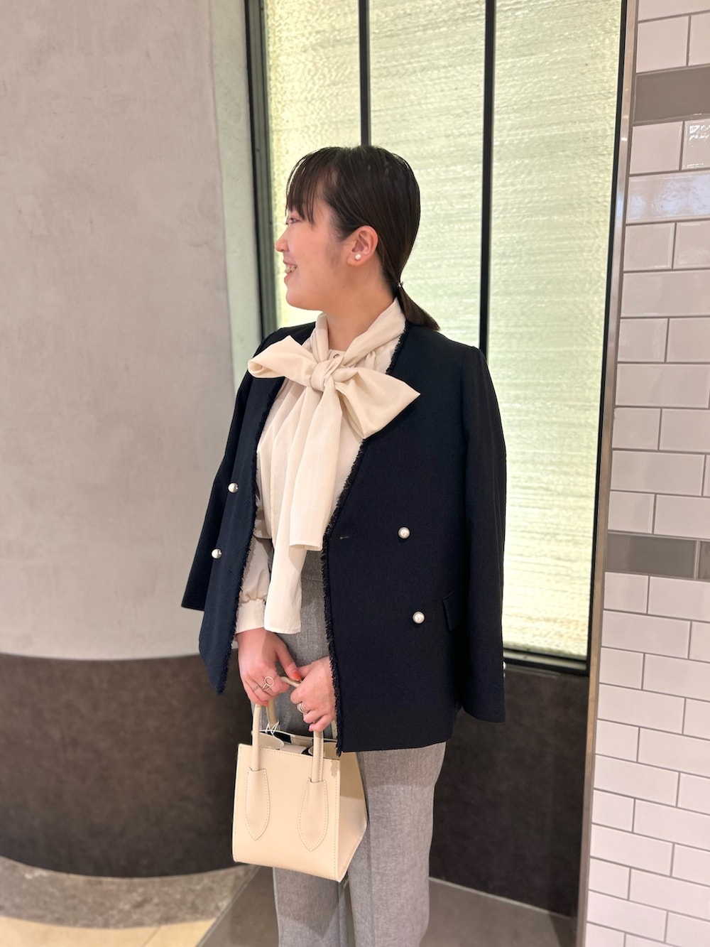 ブルー系のノーカラージャケット、ホワイト系のシャツ/ブラウス、グレー系のその他パンツを着用したレディースの秋コーディネートの8枚目の写真