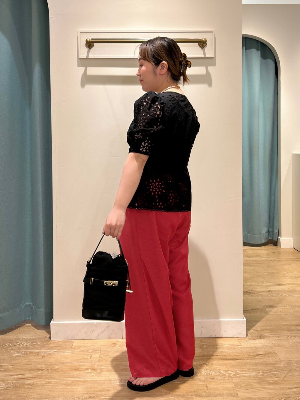 ブラック系のシャツ/ブラウス、ブラック系のタンクトップ、ピンク系のその他パンツを着用したレディースの夏コーディネートの2枚目の写真