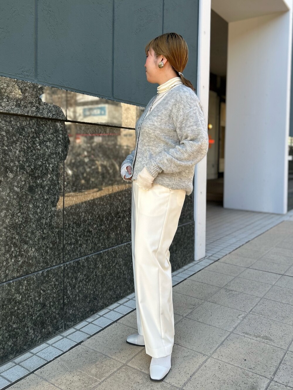 グレー系のカーディガン/ボレロ、ホワイト系のTシャツ/カットソー、ホワイト系のその他パンツを着用したレディースの冬コーディネートの8枚目の写真