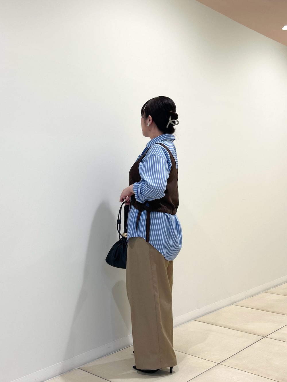 ブルー系のシャツ/ブラウス、ベージュ系のその他パンツ、ブラウン系のベストを着用したレディースの夏コーディネートの2枚目の写真
