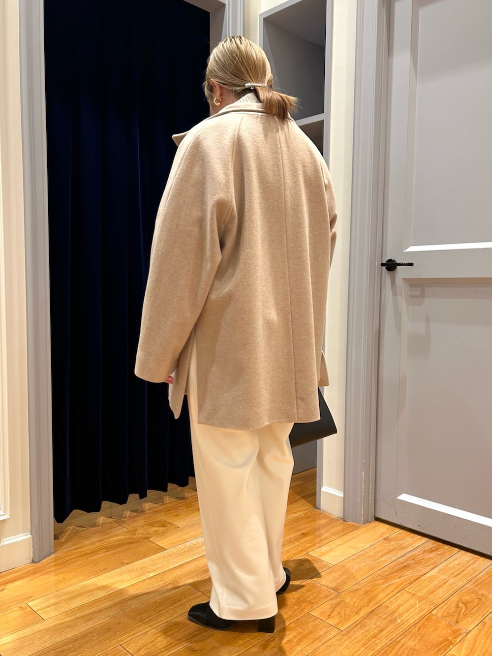 ベージュ系のその他アウター、ホワイト系のその他パンツ、ブルー系のニット/セーターを着用したレディースの冬コーディネートの4枚目の写真