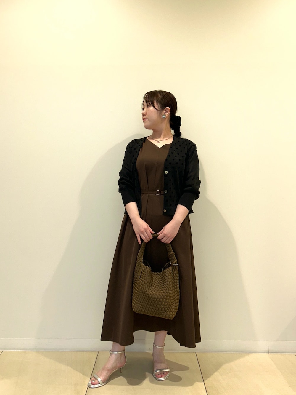 ブラック系のカーディガン/ボレロ、ブラウン系のワンピース、ブラウン系のショルダーバッグを着用したレディースの秋コーディネートの9枚目の写真