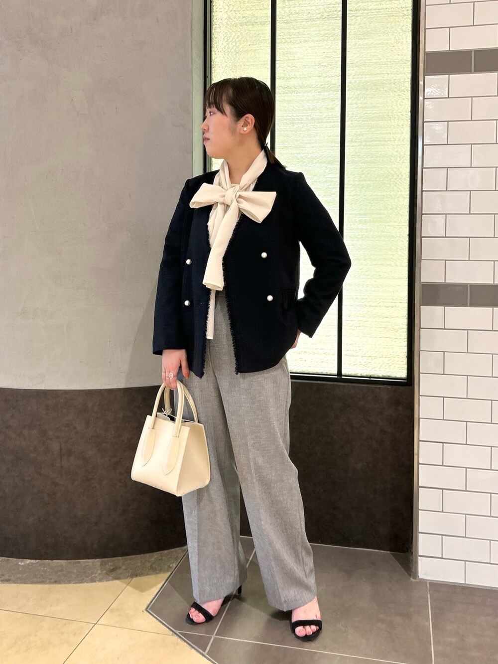 ブルー系のノーカラージャケット、ホワイト系のシャツ/ブラウス、グレー系のその他パンツを着用したレディースの秋コーディネートの2枚目の写真