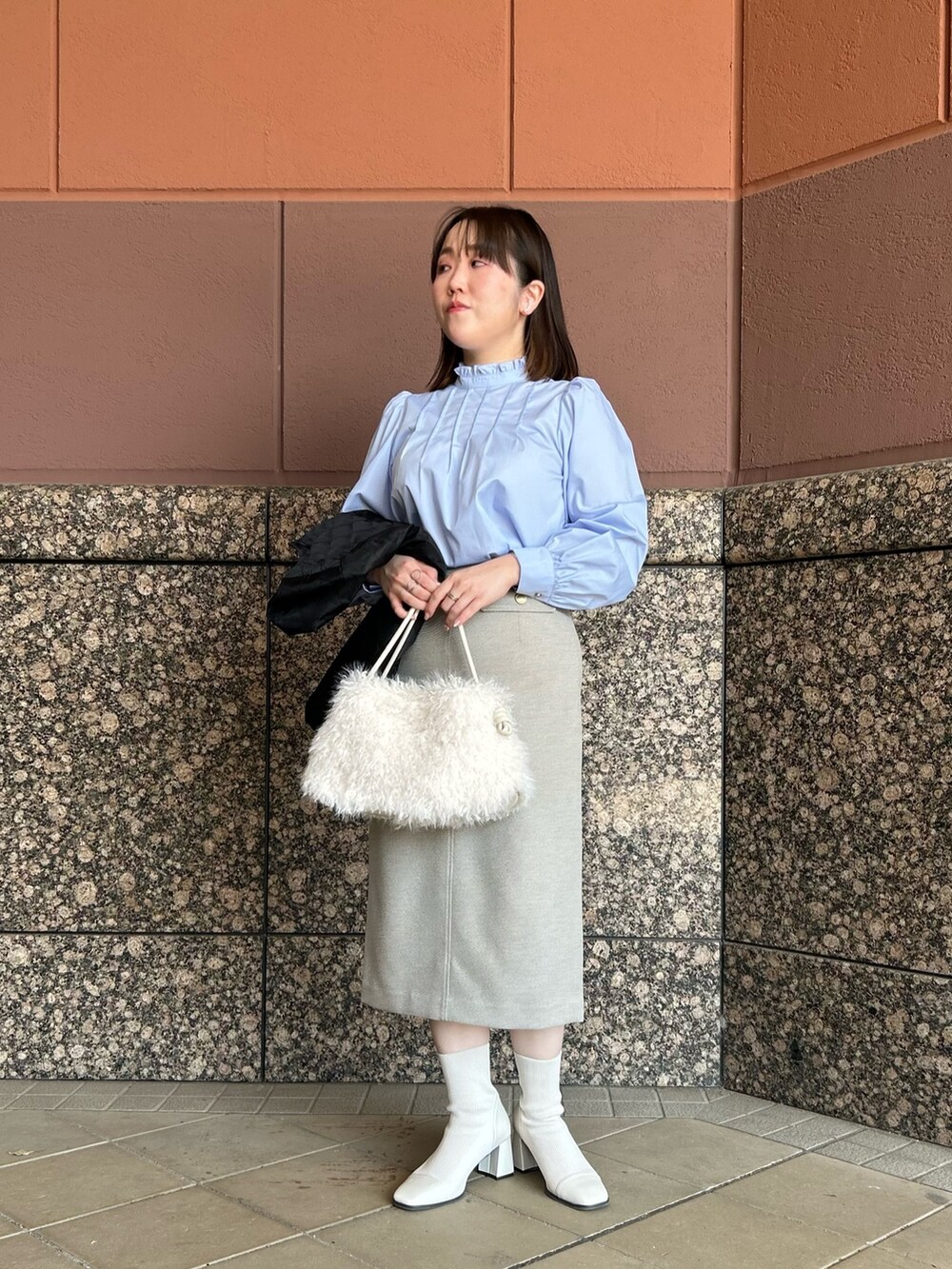 ブルー系のシャツ/ブラウス、ベージュ系のスカート、ブラック系のブルゾンを着用したレディースの秋コーディネートの5枚目の写真