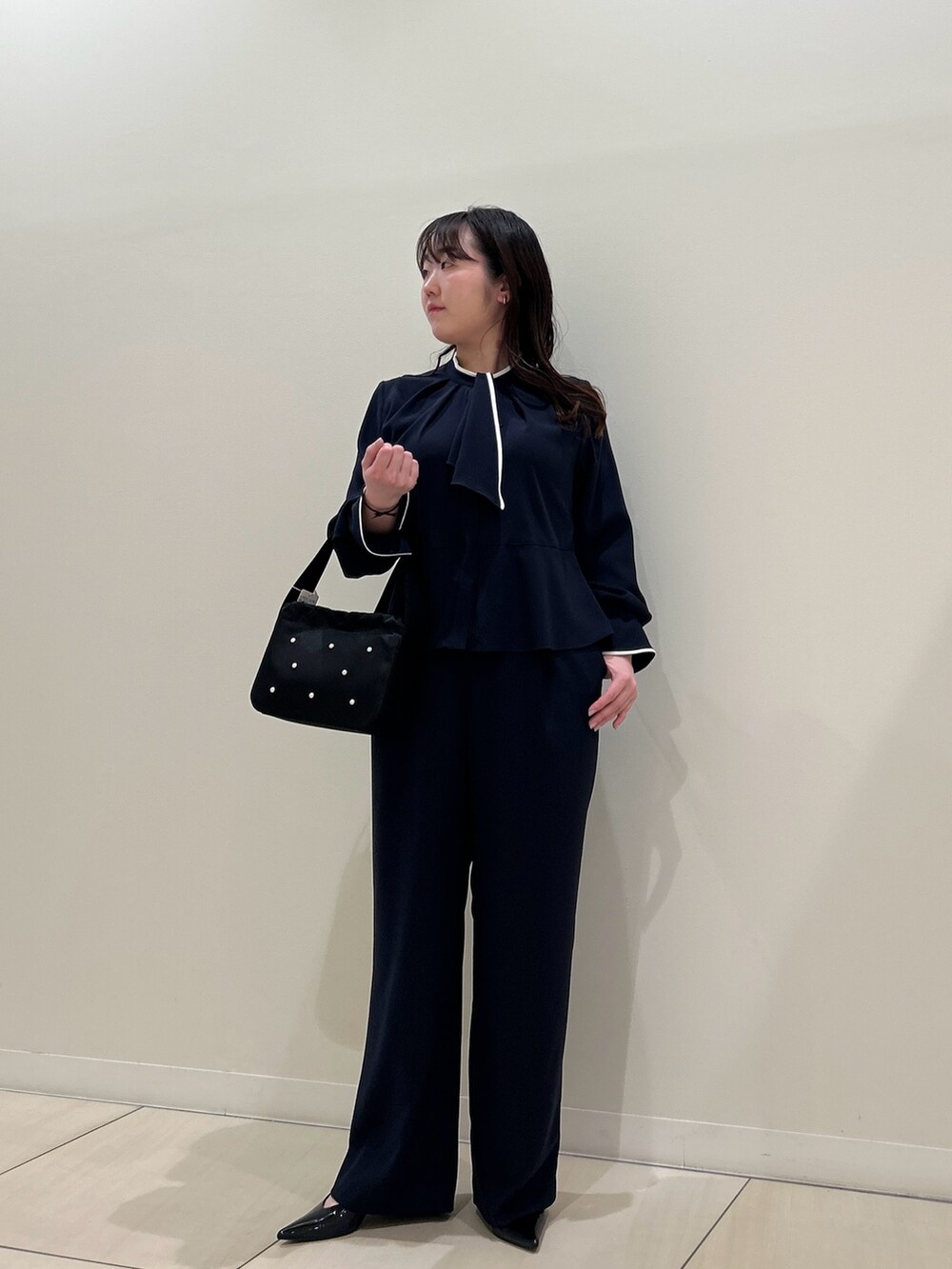 ブルー系のシャツ/ブラウス、ブルー系のその他パンツ、ブラック系のハンドバッグを着用したレディースの春コーディネートの7枚目の写真