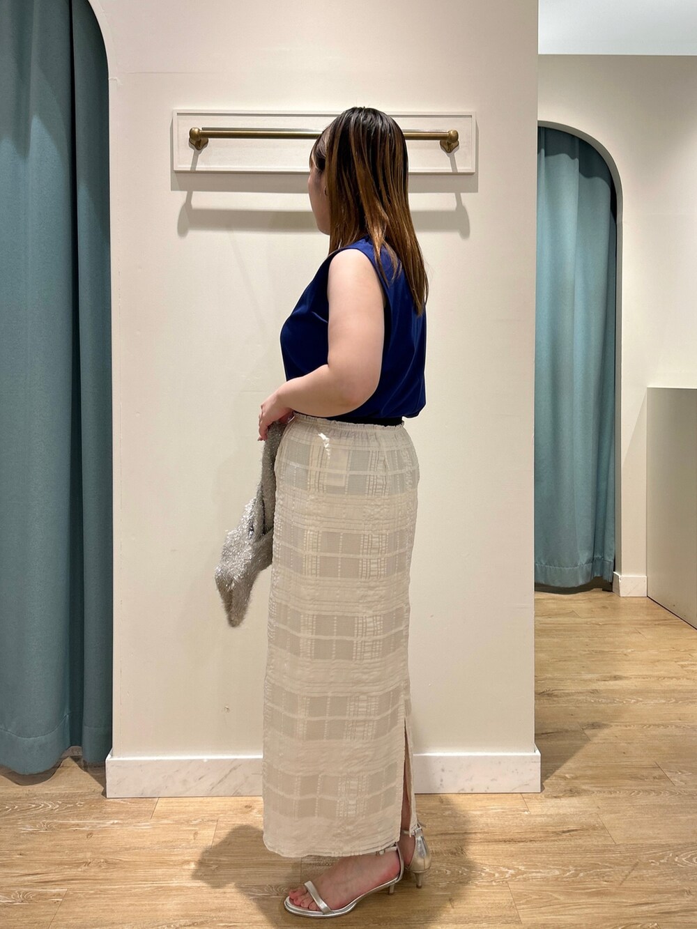 ブルー系のTシャツ/カットソー、ホワイト系のスカート、ベージュ系のバックパック/リュックを着用したレディースの夏コーディネートの3枚目の写真