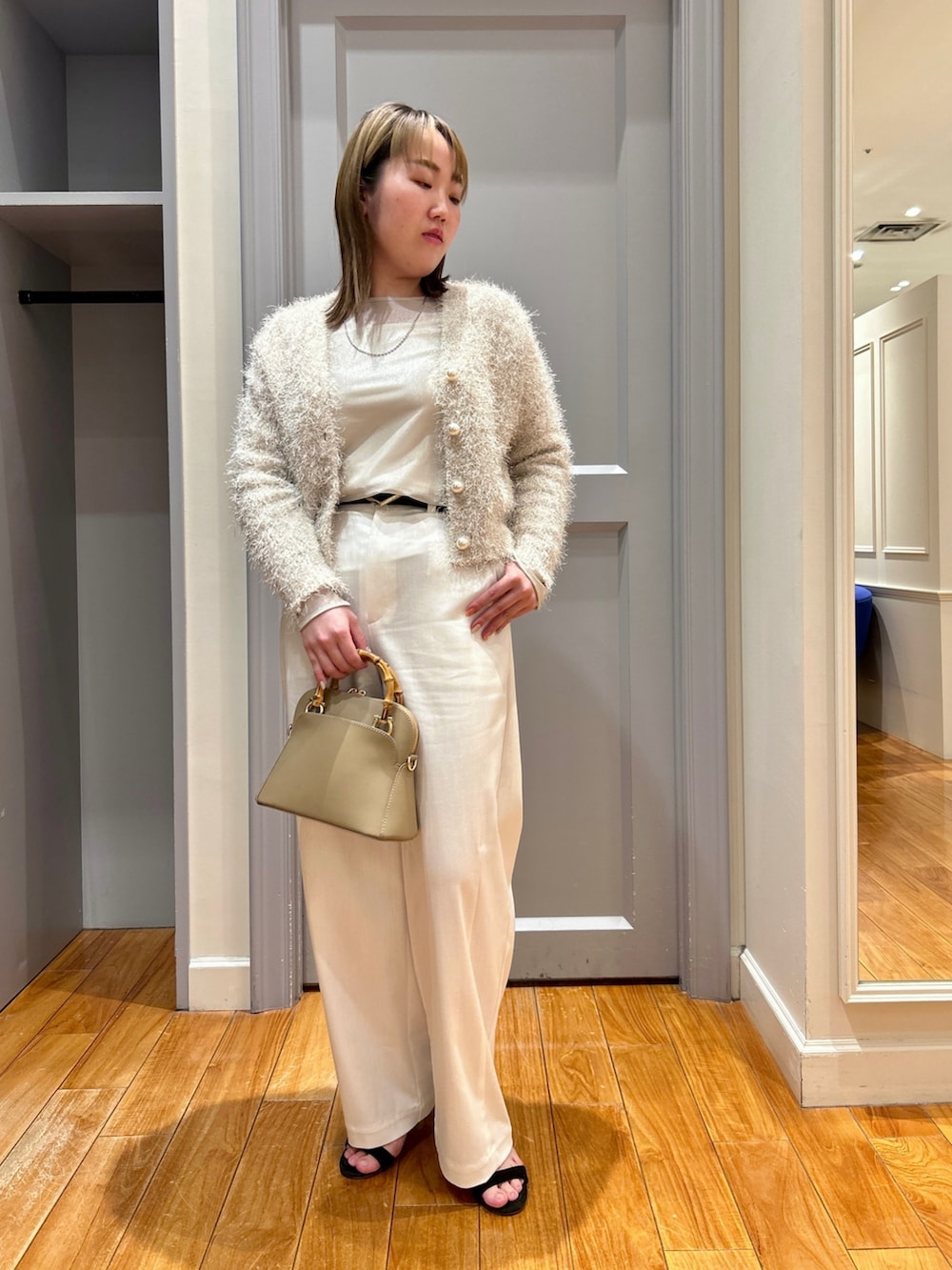 ホワイト系のカーディガン/ボレロ、ベージュ系のTシャツ/カットソー、ホワイト系のタンクトップを着用したレディースの春コーディネートの6枚目の写真