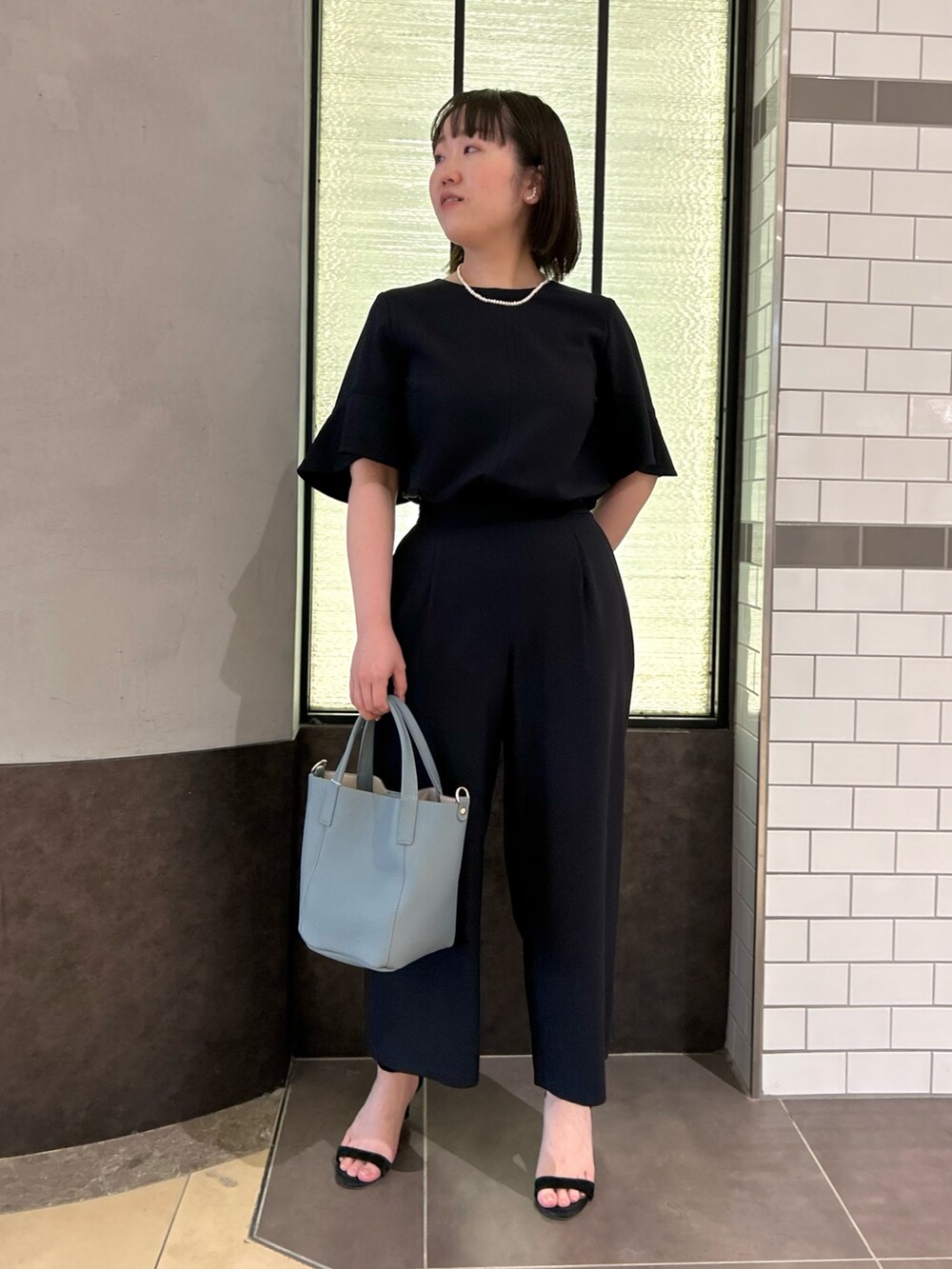 ブルー系のシャツ/ブラウス、ブルー系のトートバッグ、ブルー系のその他パンツを着用したレディースの夏コーディネートの8枚目の写真