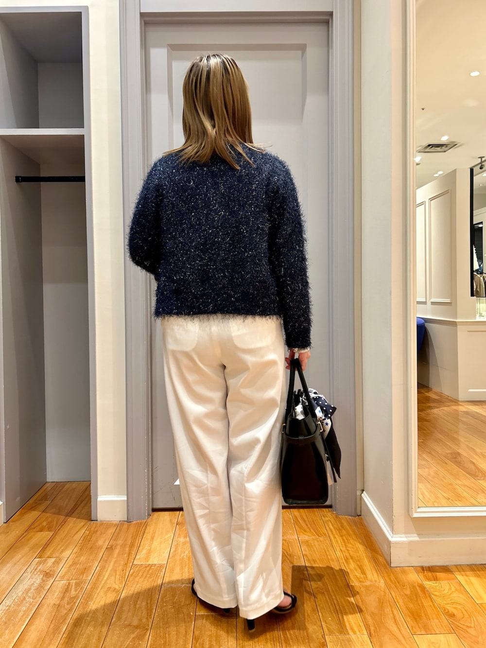 ブルー系のカーディガン/ボレロ、ホワイト系のチノパンツ、ベージュ系のTシャツ/カットソーを着用したレディースの春コーディネートの4枚目の写真