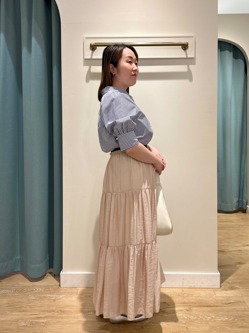 ブルー系のシャツ/ブラウス、ピンク系のスカート、ホワイト系のトートバッグを着用したレディースの夏コーディネートの5枚目の写真