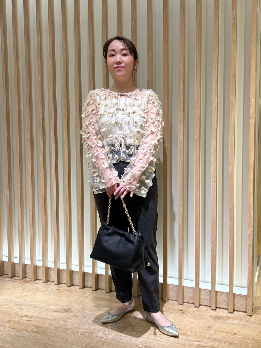 ホワイト系のシャツ/ブラウス、グレー系のその他パンツ、ホワイト系のタンクトップを着用したレディースの秋コーディネートの8枚目の写真