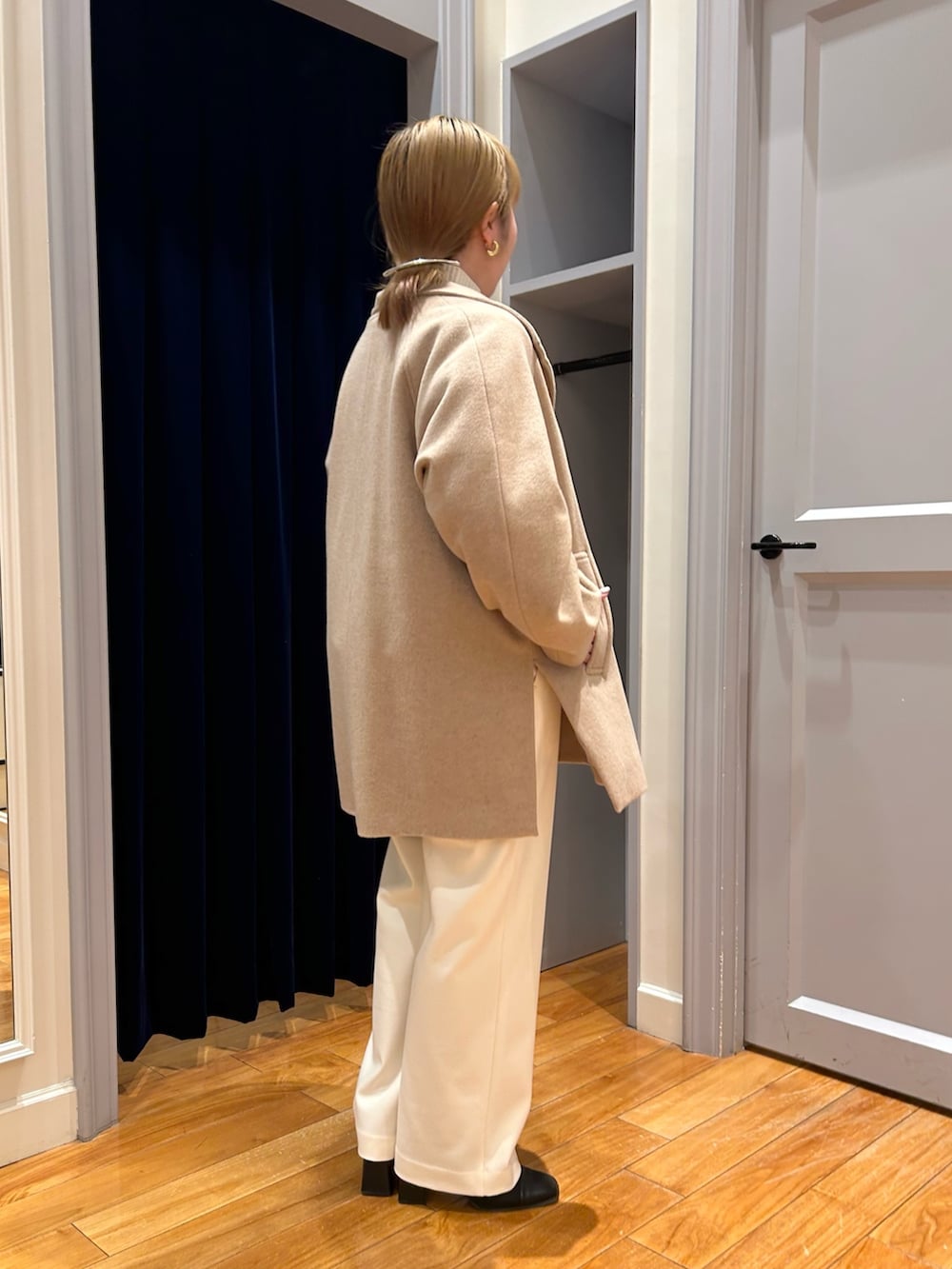 ベージュ系のその他アウター、ホワイト系のその他パンツ、ブルー系のニット/セーターを着用したレディースの冬コーディネートの5枚目の写真