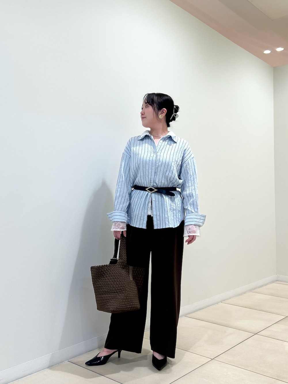 ブルー系のシャツ/ブラウス、ブラウン系のその他パンツ、ホワイト系のシャツ/ブラウスを着用したレディースの秋コーディネートの7枚目の写真