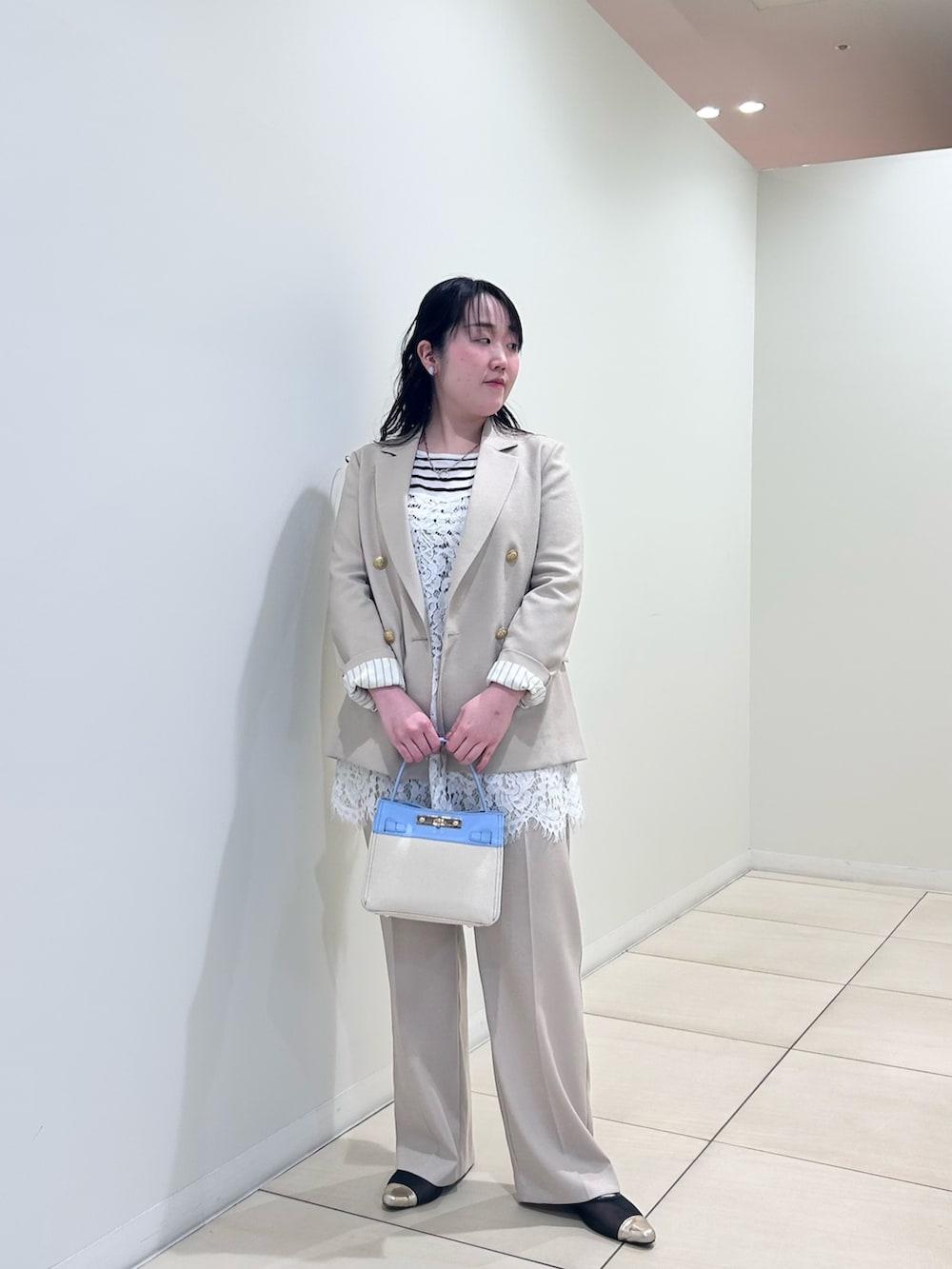 ベージュ系のテーラードジャケット、ベージュ系のその他パンツ、ホワイト系のニット/セーターを着用したレディースの春コーディネートの7枚目の写真