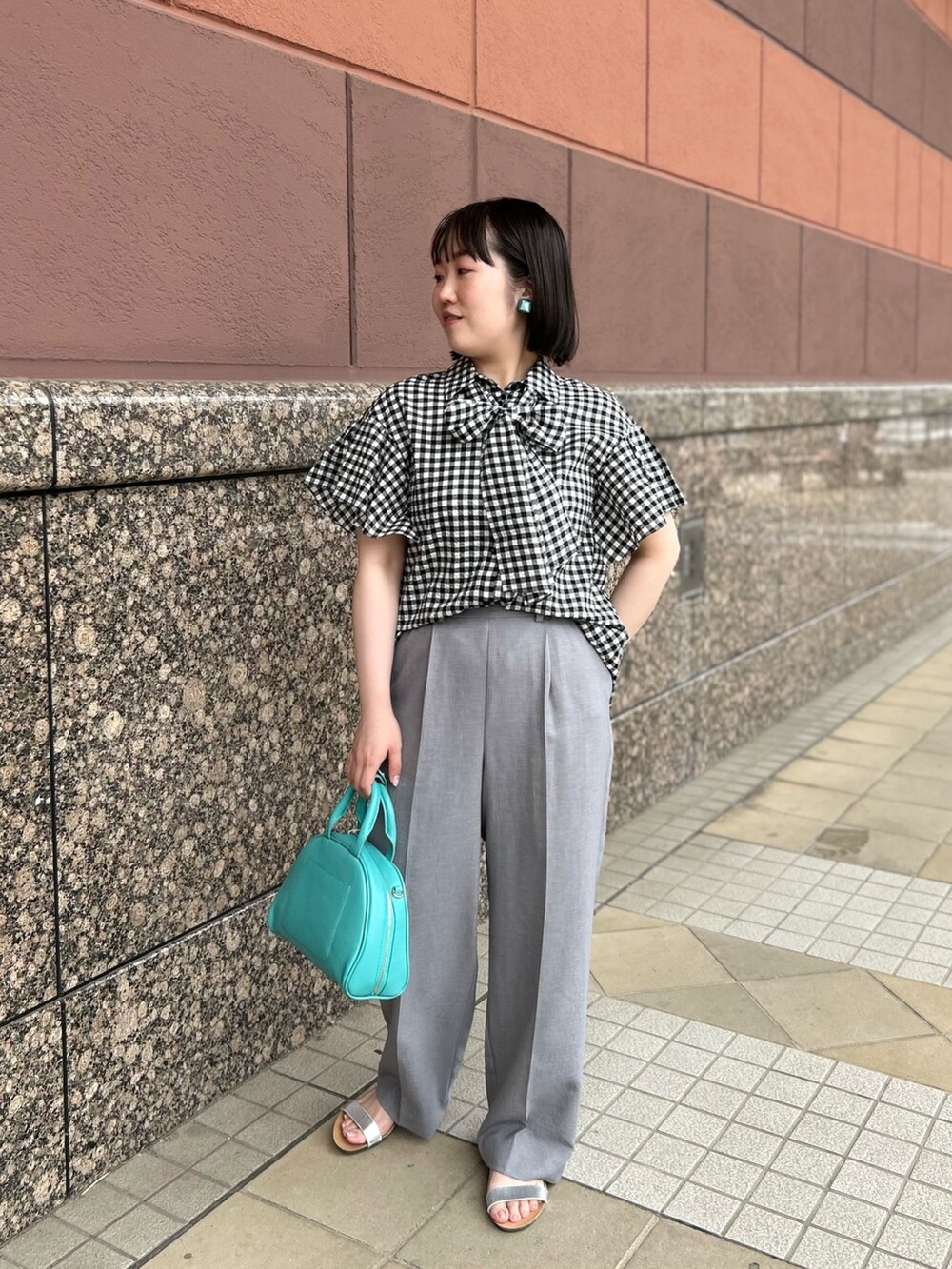 ブラック系のシャツ/ブラウス、グリーン系のボストンバッグ、グレー系のその他パンツを着用したレディースの夏コーディネートの10枚目の写真