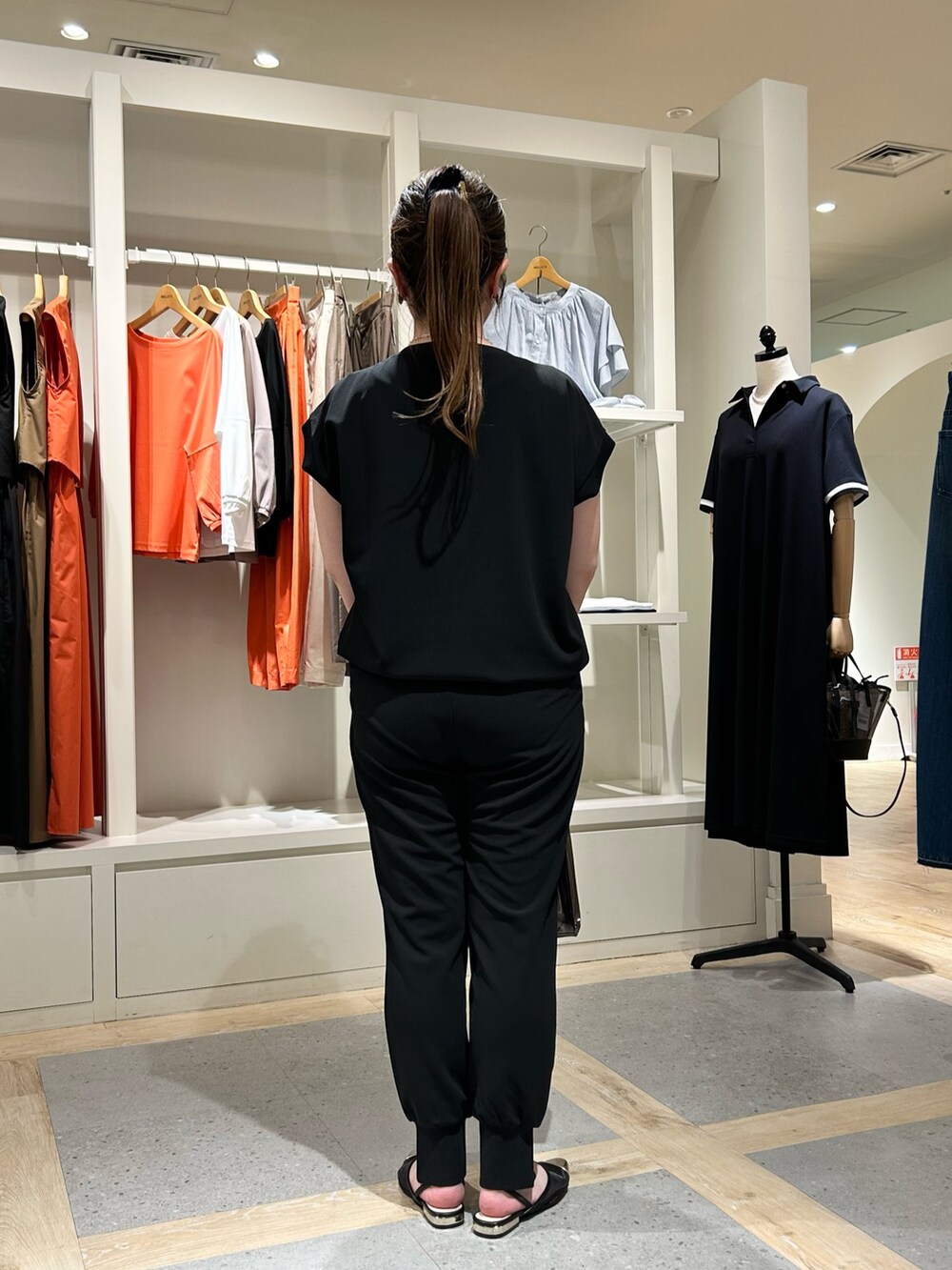 ブラック系のTシャツ/カットソー、ブラック系のその他パンツ、ブラック系のトートバッグを着用したレディースの春コーディネートの3枚目の写真