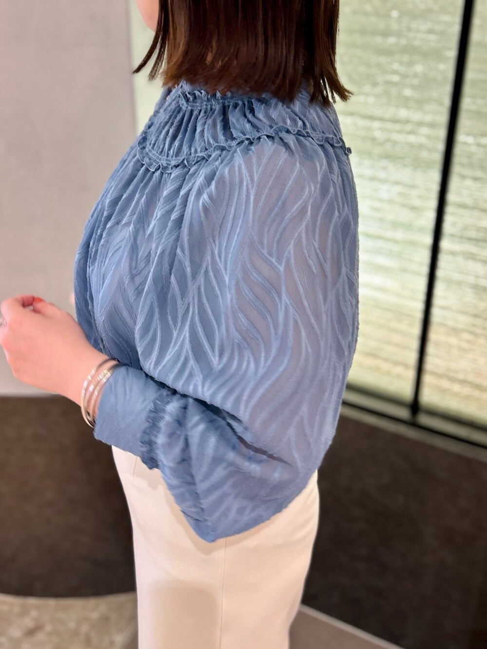 ブルー系のシャツ/ブラウス、ブラック系のショルダーバッグ、ホワイト系のスカートを着用したレディースの夏コーディネートの8枚目の写真