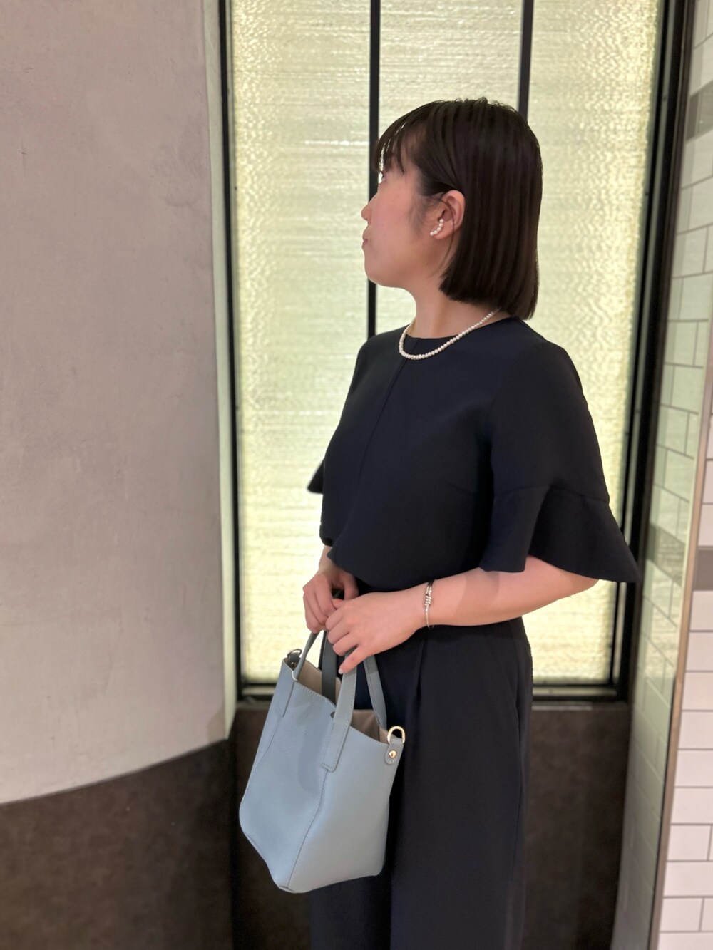 ブルー系のシャツ/ブラウス、ブルー系のトートバッグ、ブルー系のその他パンツを着用したレディースの夏コーディネートの10枚目の写真