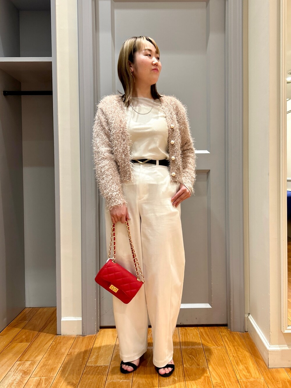 ピンク系のカーディガン/ボレロ、ホワイト系のチノパンツ、ベージュ系のTシャツ/カットソーを着用したレディースの春コーディネートの10枚目の写真