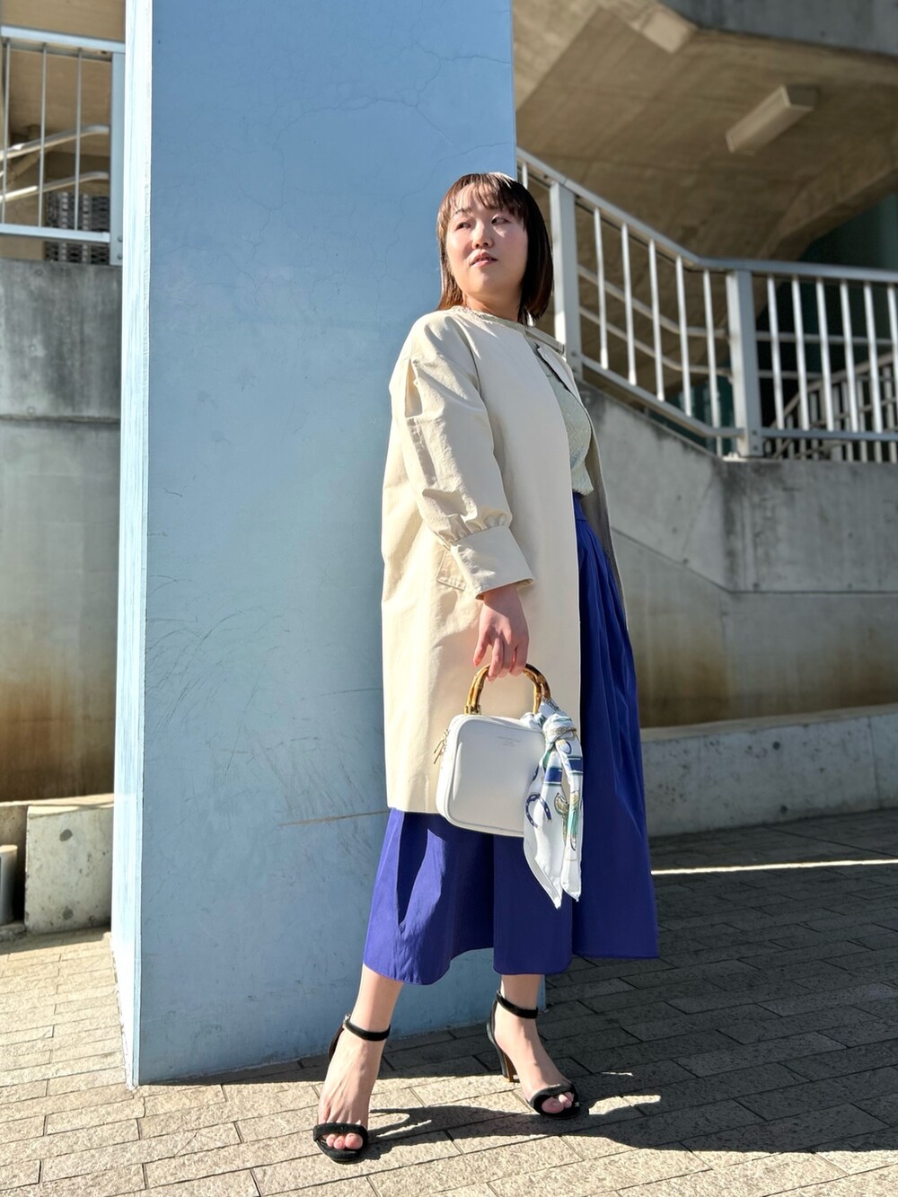 ホワイト系のその他アウター、グリーン系のTシャツ/カットソー、ブルー系のスカートを着用したレディースの冬コーディネートの3枚目の写真