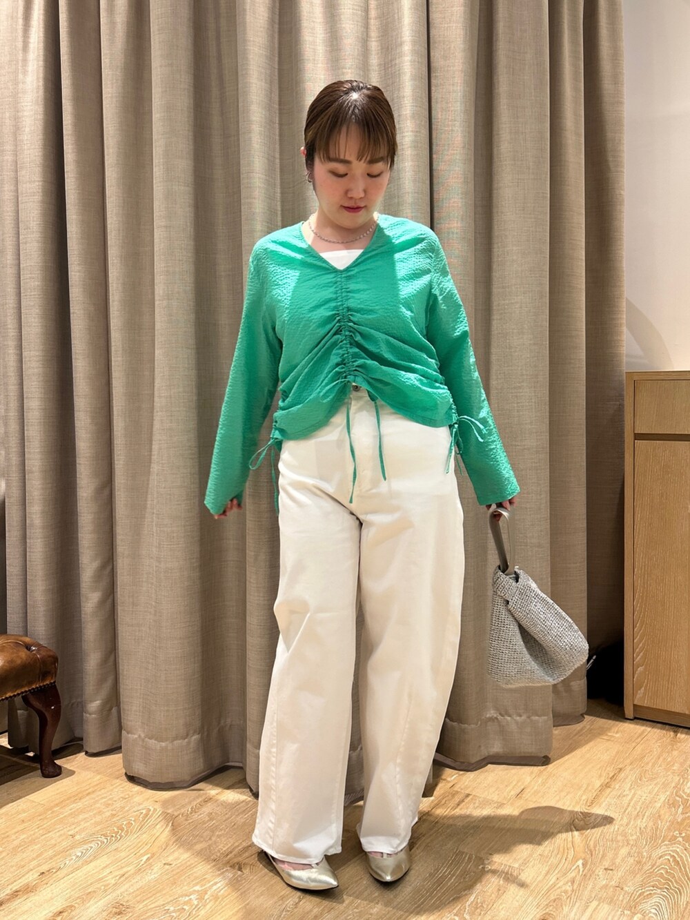 グリーン系のシャツ/ブラウス、ホワイト系のタンクトップ、ホワイト系のデニムパンツを着用したレディースの春コーディネートの9枚目の写真