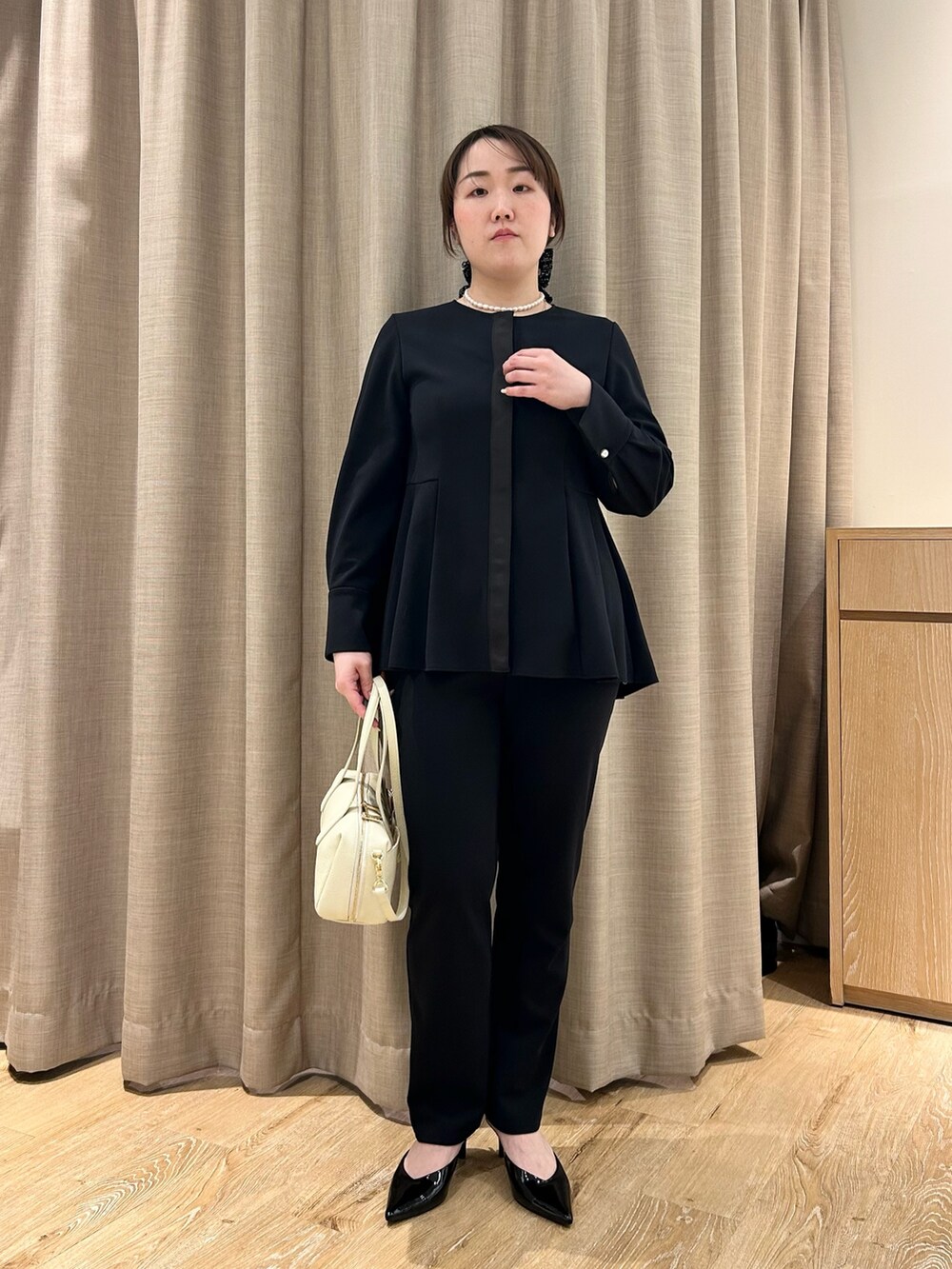 ブルー系のシャツ/ブラウス、ブルー系のその他パンツ、ホワイト系のボストンバッグを着用したレディースの春コーディネートの5枚目の写真