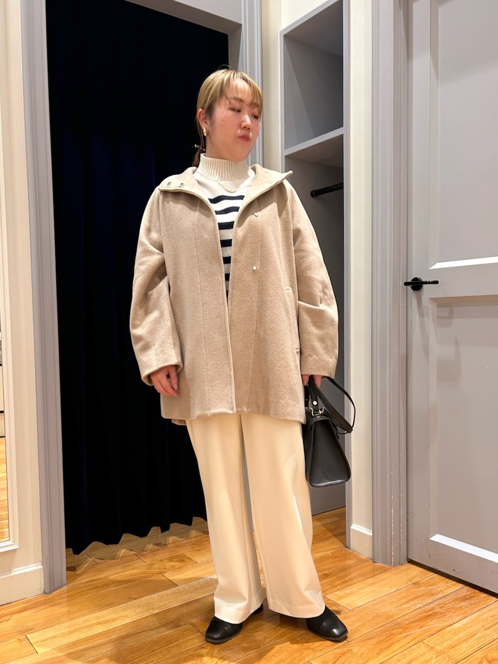 ベージュ系のその他アウター、ホワイト系のその他パンツ、ブルー系のニット/セーターを着用したレディースの冬コーディネートの3枚目の写真