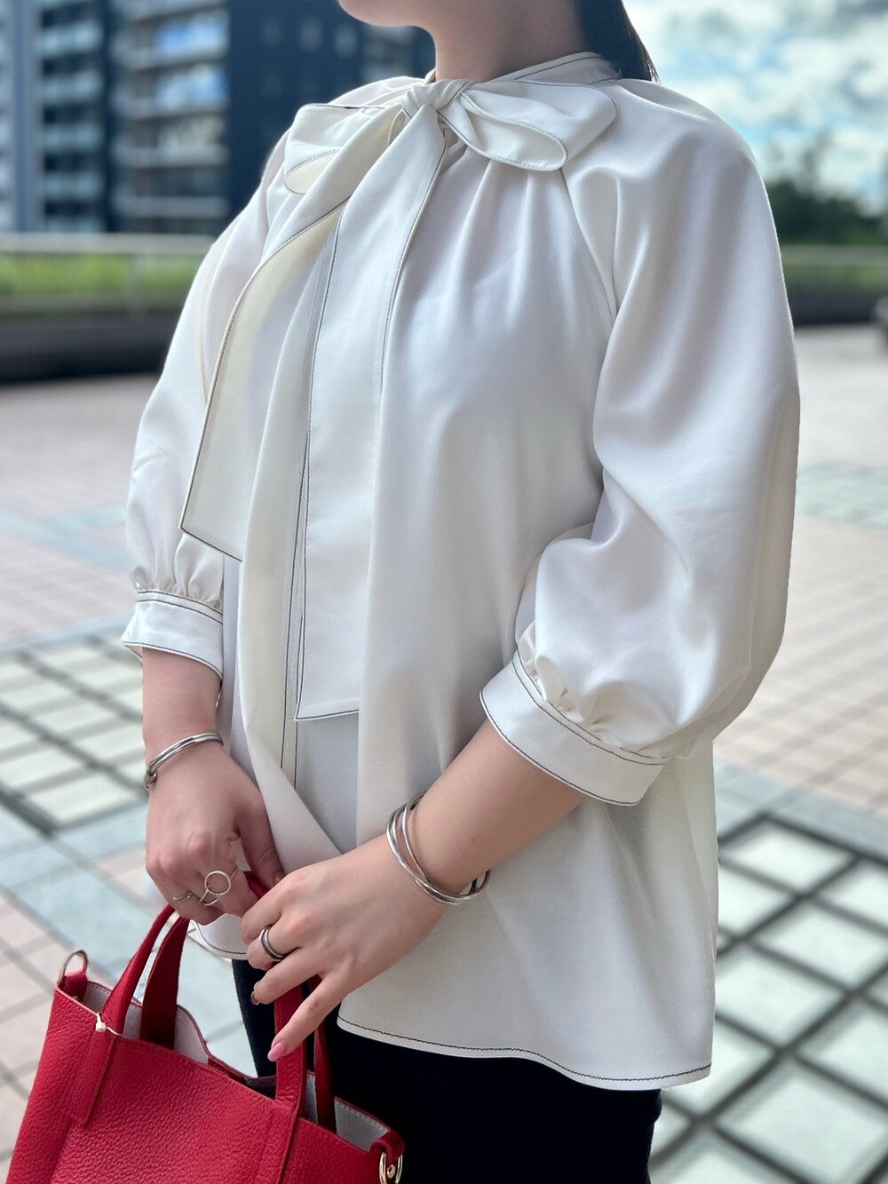 ホワイト系のシャツ/ブラウス、レッド系のトートバッグ、ブラック系のその他パンツを着用したレディースの夏コーディネートの7枚目の写真