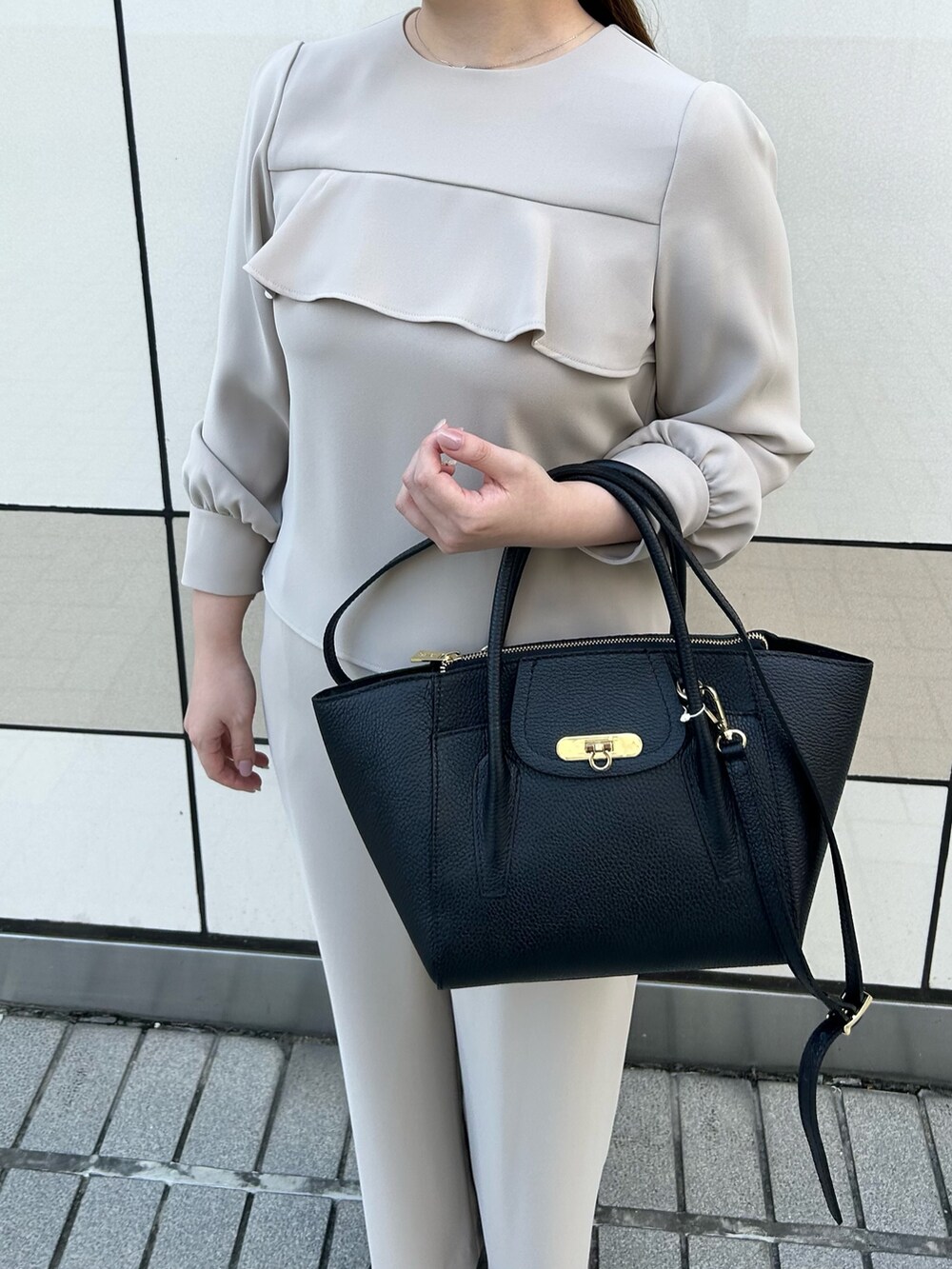 ベージュ系のシャツ/ブラウス、ベージュ系のその他パンツ、ブラック系のショルダーバッグを着用したレディースの秋コーディネートの10枚目の写真