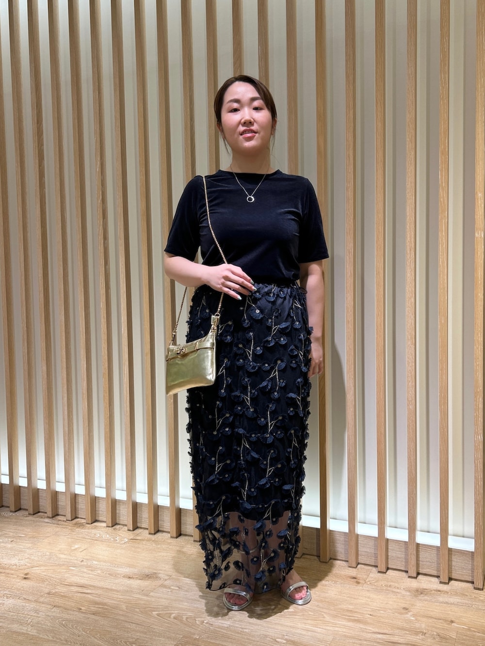 ブルー系のTシャツ/カットソー、ブルー系のスカート、ゴールド系のショルダーバッグを着用したレディースの秋コーディネートの7枚目の写真