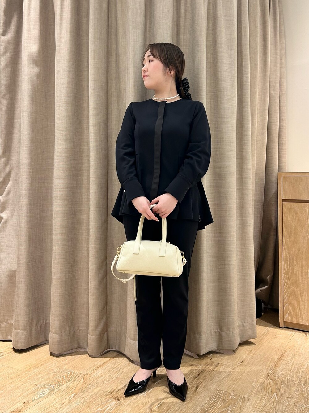 ブルー系のシャツ/ブラウス、ブルー系のその他パンツ、ホワイト系のボストンバッグを着用したレディースの春コーディネートの8枚目の写真