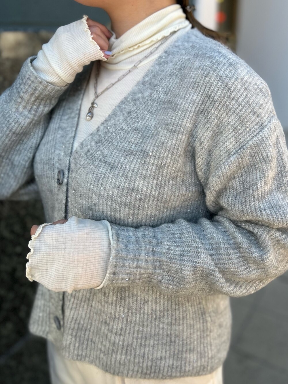 グレー系のカーディガン/ボレロ、ホワイト系のTシャツ/カットソー、ホワイト系のその他パンツを着用したレディースの冬コーディネートの10枚目の写真