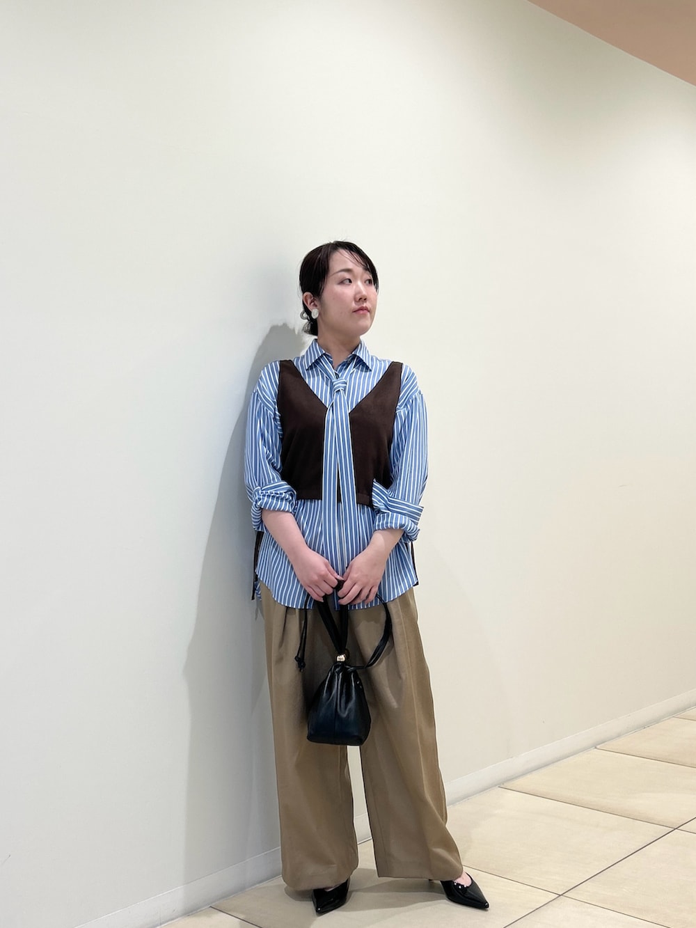 ブルー系のシャツ/ブラウス、ベージュ系のその他パンツ、ブラウン系のベストを着用したレディースの夏コーディネートの6枚目の写真