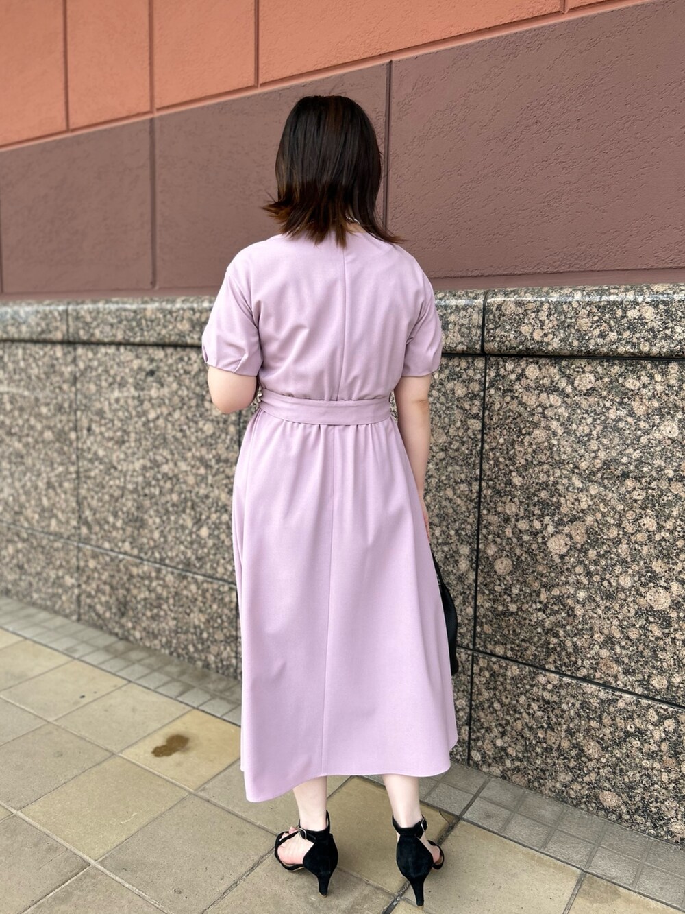 ピンク系のワンピース、ブラック系のトートバッグ、ホワイト系のネックレスを着用したレディースの夏コーディネートの8枚目の写真