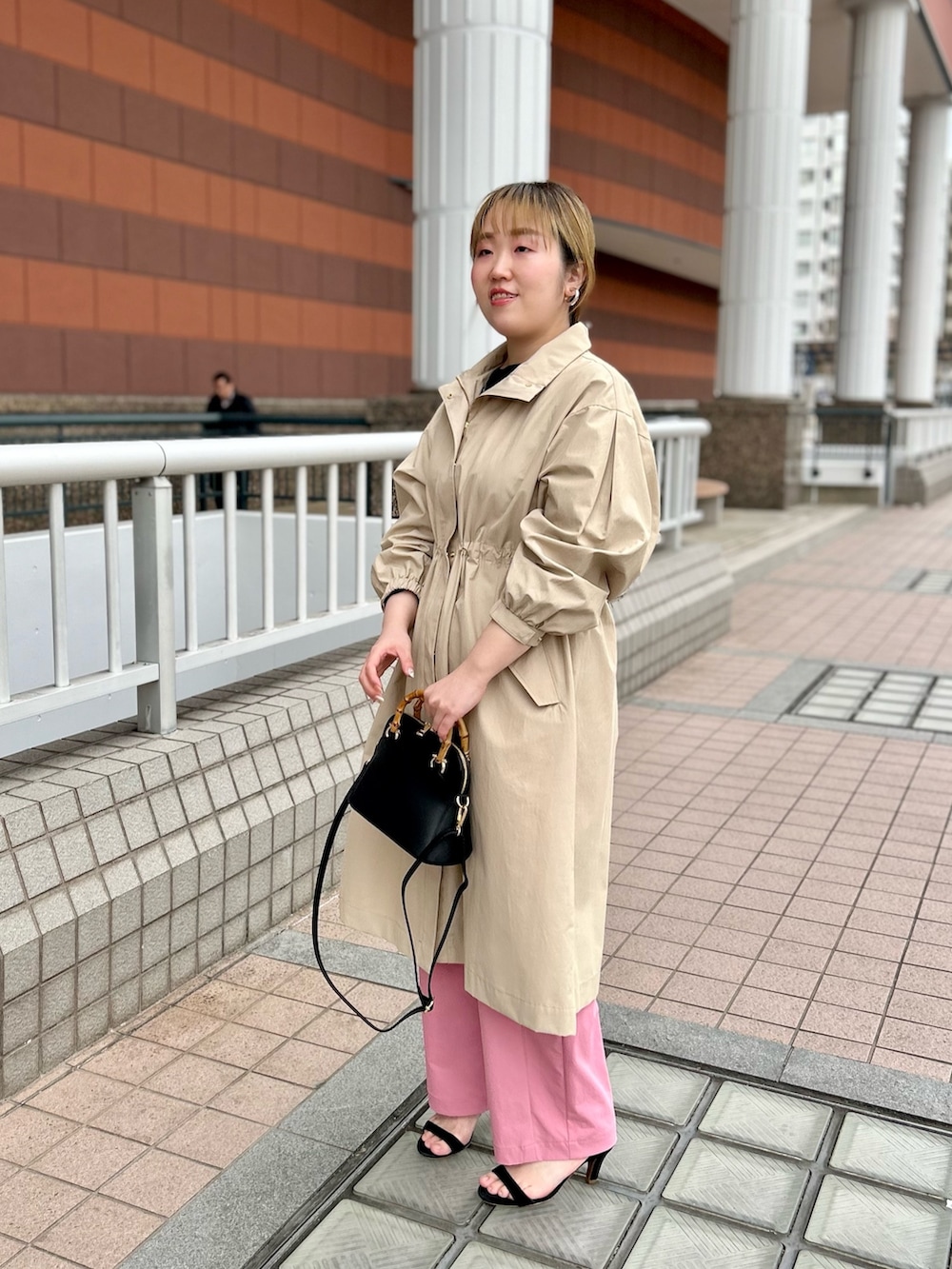 ベージュ系のその他アウター、ブラック系のニット/セーター、ピンク系のチノパンツを着用したレディースの春コーディネートの3枚目の写真