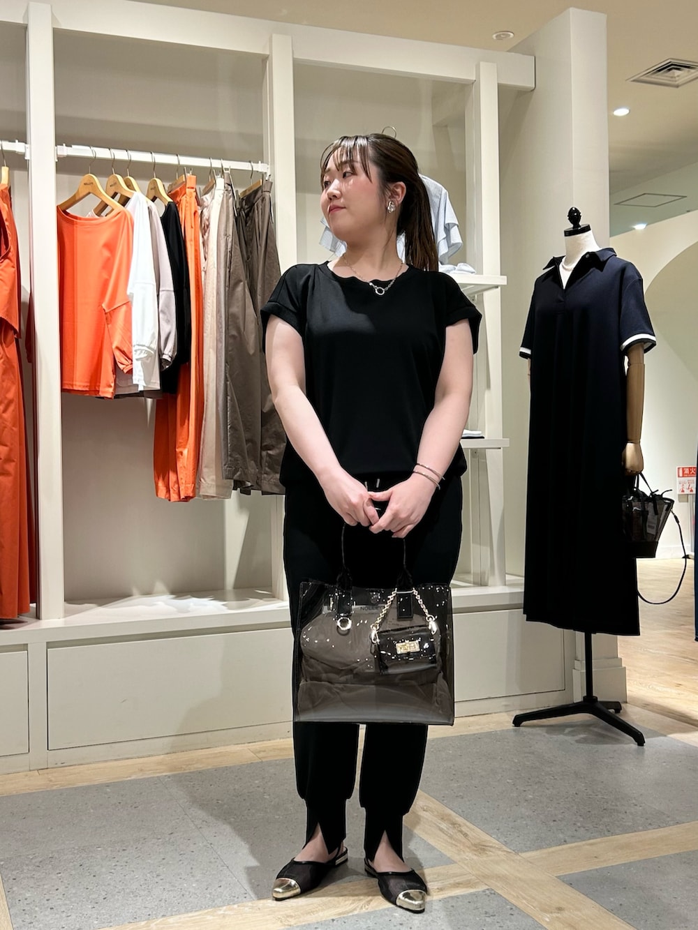 ブラック系のTシャツ/カットソー、ブラック系のその他パンツ、ブラック系のトートバッグを着用したレディースの春コーディネートの8枚目の写真